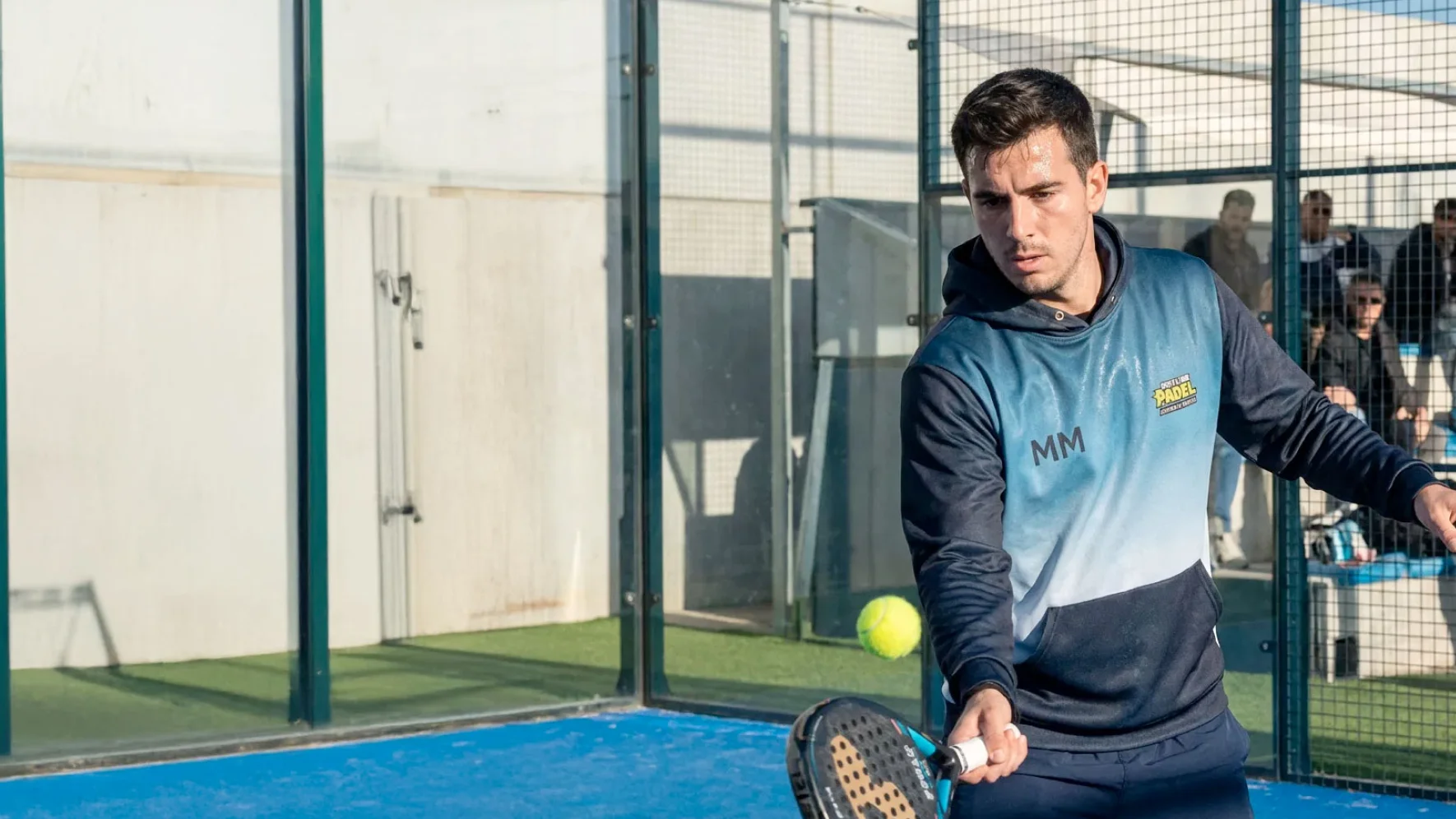 Jogador de padel com camisola personalizada em campo de padel