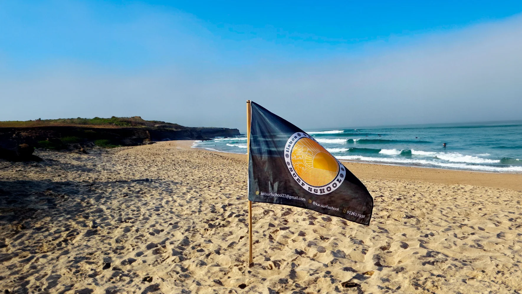 Bandeira de praia personalizada (beach flag) com logótipo de surf school
